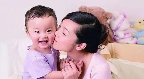 萌娃看到一个月未见的妈妈，激动成“表情包”，娃多大能认出妈