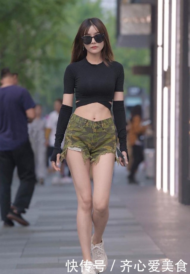 黑高腰T恤搭配上迷彩短裤,搭配白老爹的鞋子,展现出神采气质