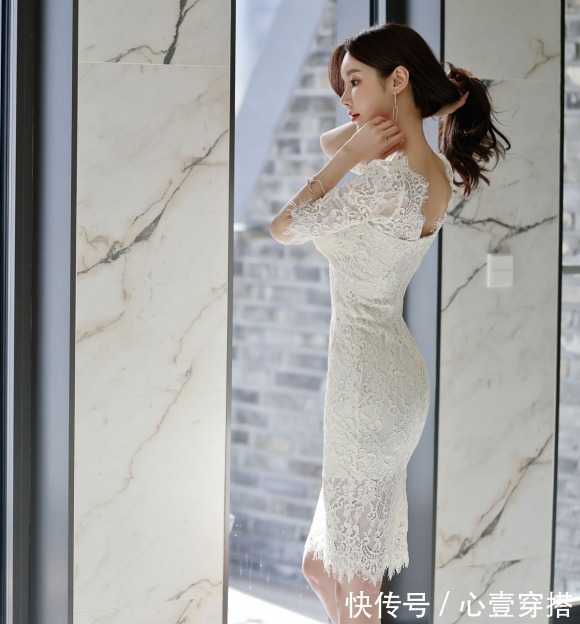 时尚搭配|女神孙允珠的时尚搭配:羽白花绫雕叶镂空网绣包臀裙