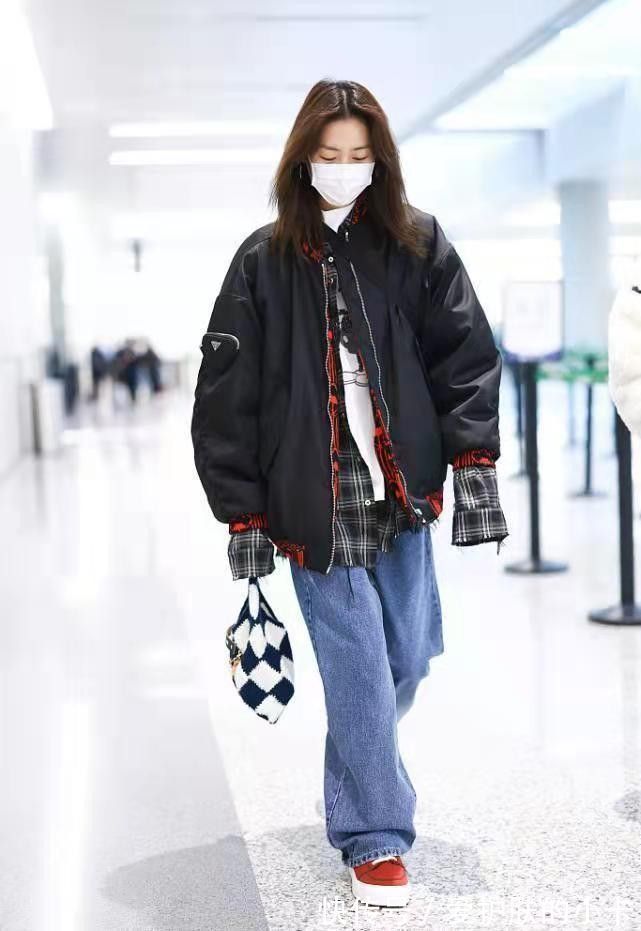 单品|超模品味不一般,刘雯基础款叠穿玩出新花样,简约又高级