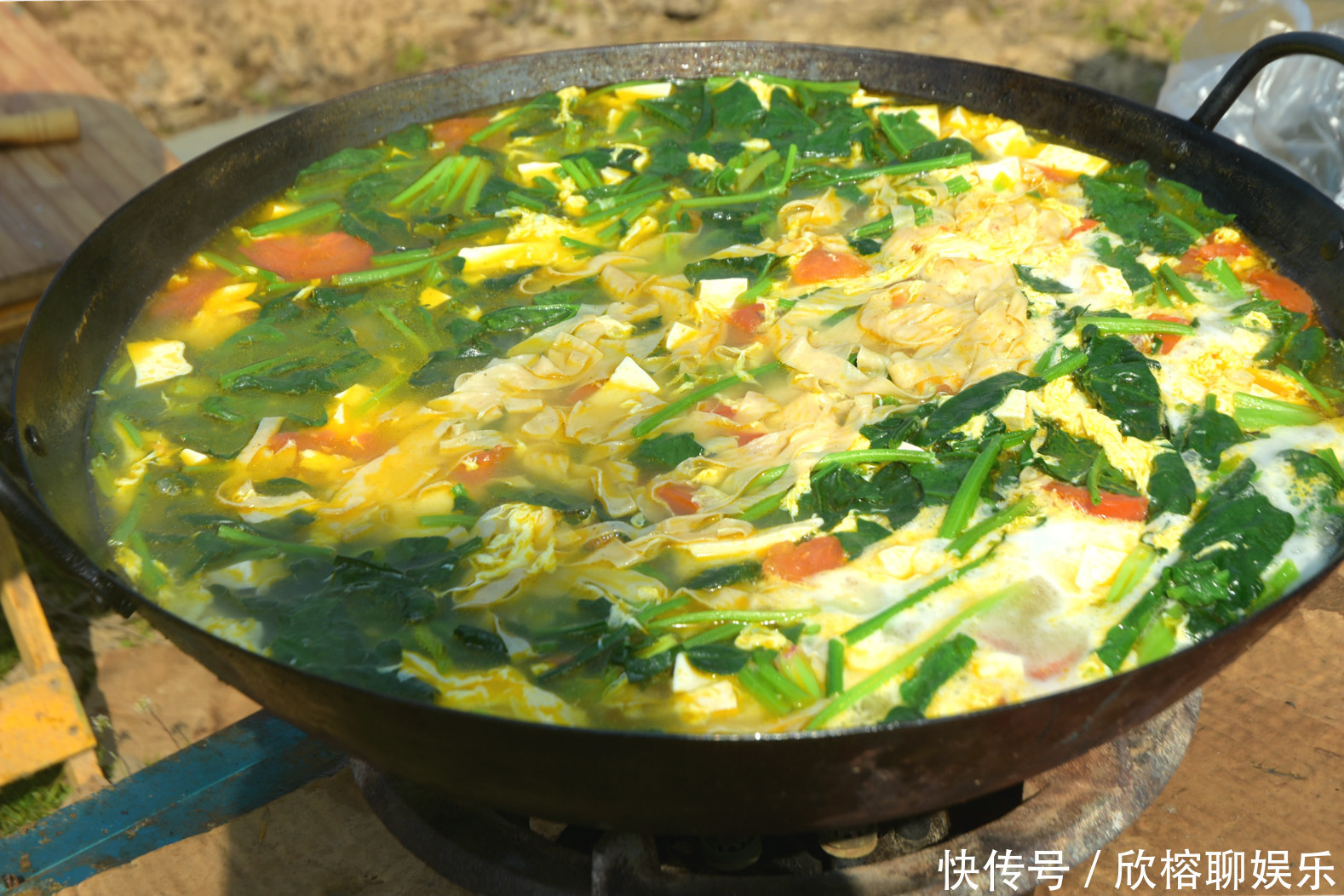 馒头|农村难得一见的大锅饭,一手捏3个馒头蹲地吃,场面壮观
