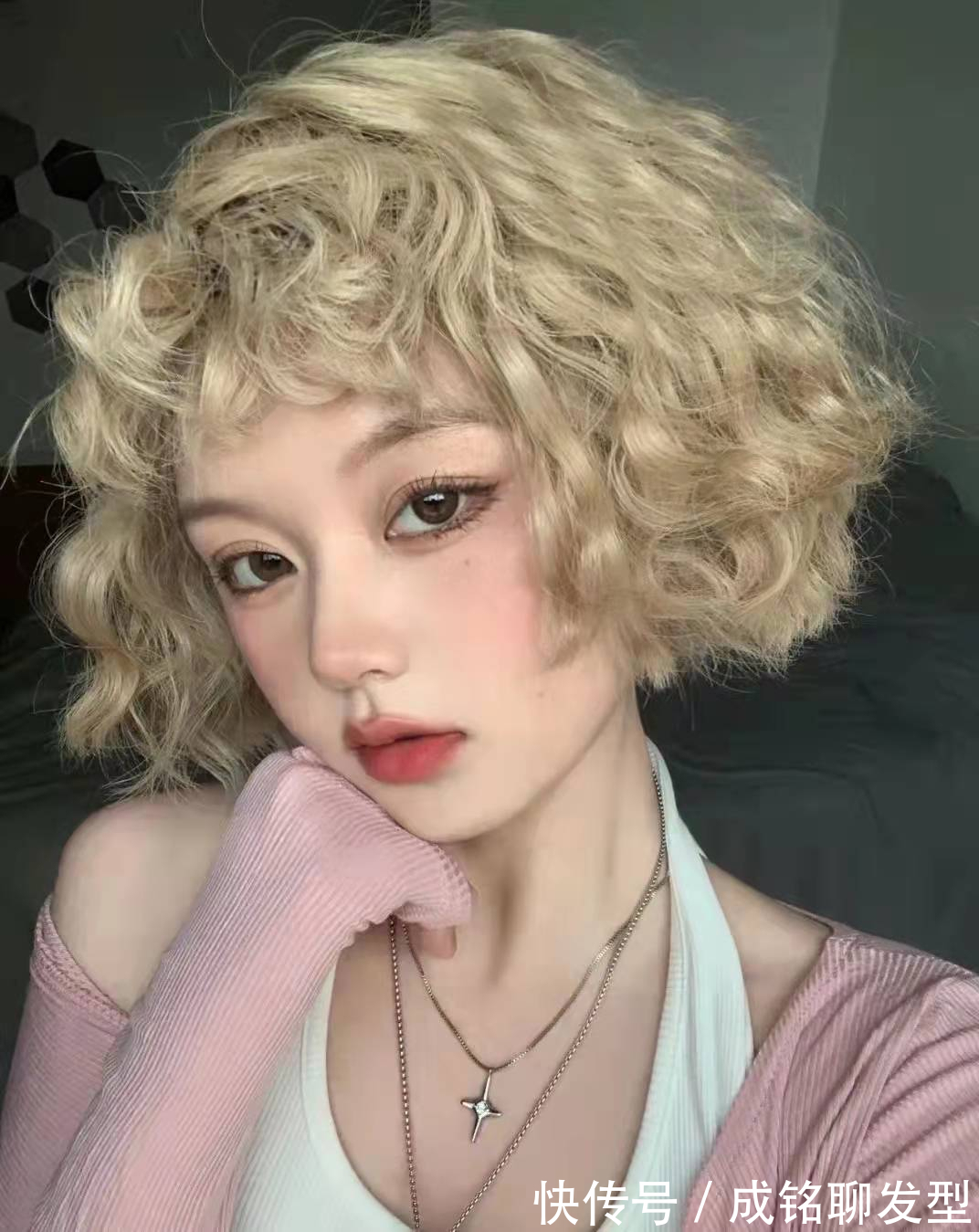 脸大 有这三个特征的女人,千万别烫这种全头烫卷发,土气显老还显脸大