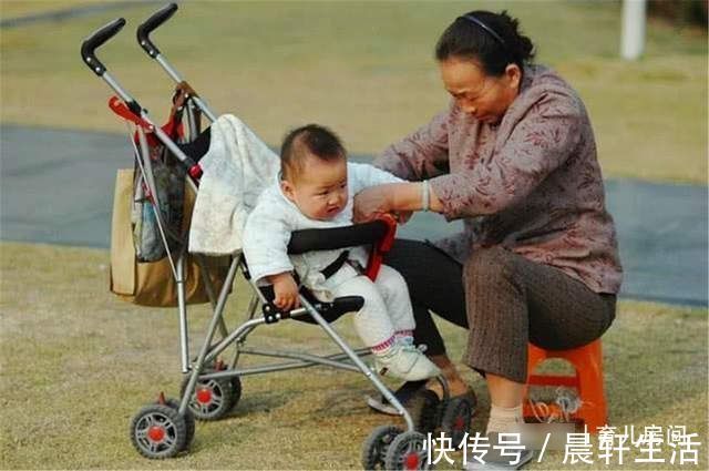 奶奶|奶奶“假带娃”风气兴起,3种性格缺陷,让孩子形成不良习惯
