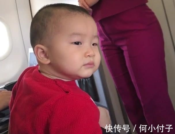 抱抱|“坐飞机宝宝”看到空姐求抱抱走红，网友：随他爹随他爹！