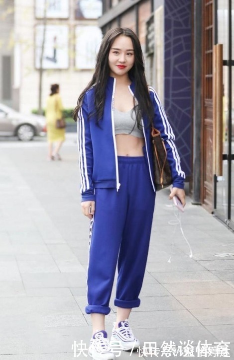 毛呢|路人街拍,蓝色的运动休闲装,很显青春活力的气息