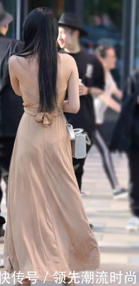 小姐姐|街拍美女:小姐姐身穿棕色V领吊带,展现知性轻熟风!