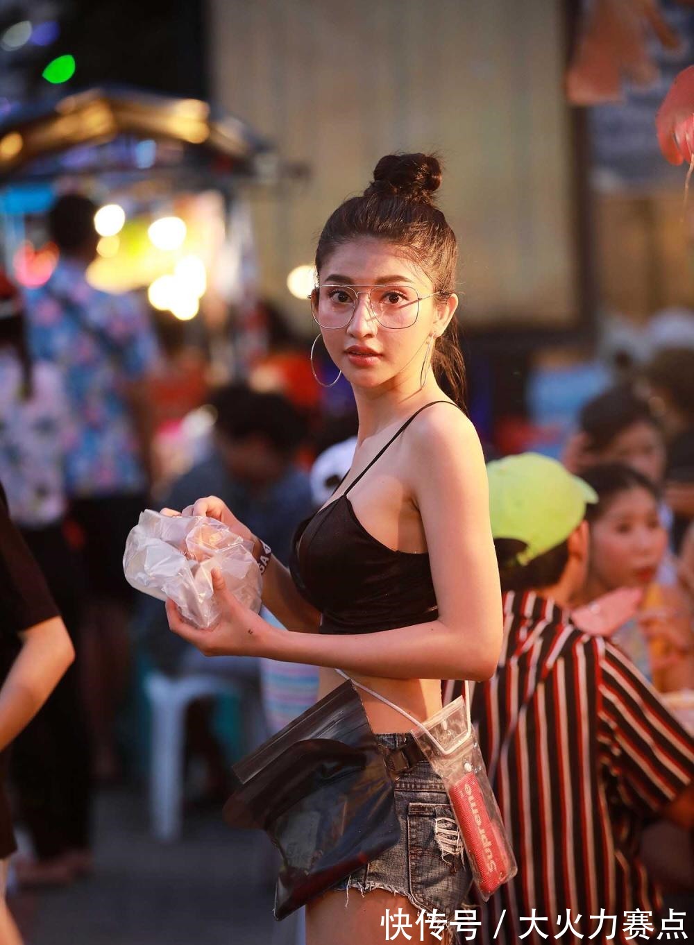 穿搭|美女街拍 夜市小美女一身清凉穿搭, 惊艳众人!