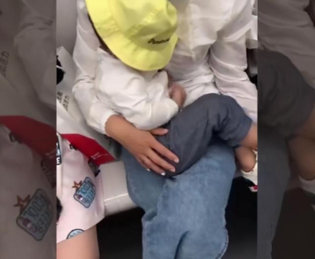 礼貌|宝妈坐地铁抱娃姿势火了,网友:教养无关贫富,体现在细节上