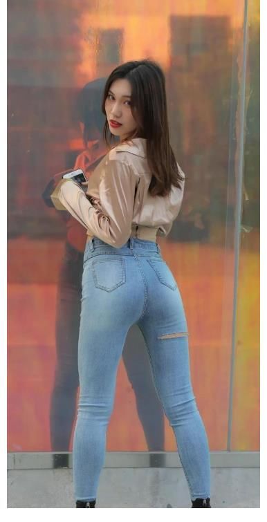 紧身牛仔裤|露脐上衣搭配牛仔裤，时尚优雅，黑色马丁靴，霸气性感