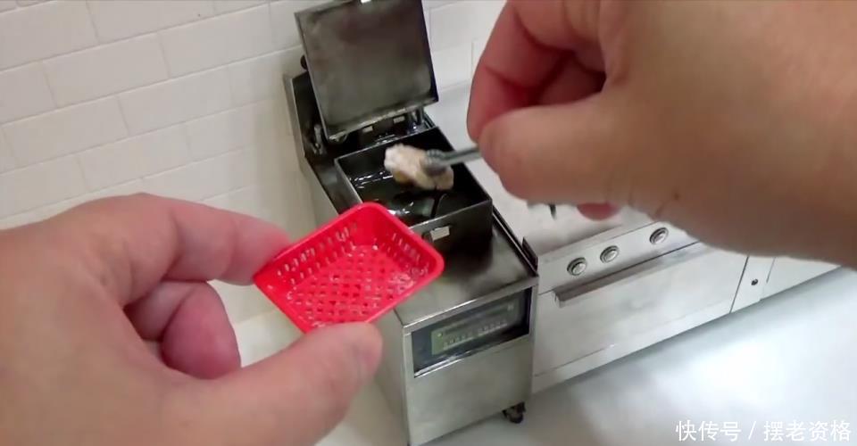 手指|世界最小的肯德基店,一份炸鸡比手指还小,还得趴在地上取餐