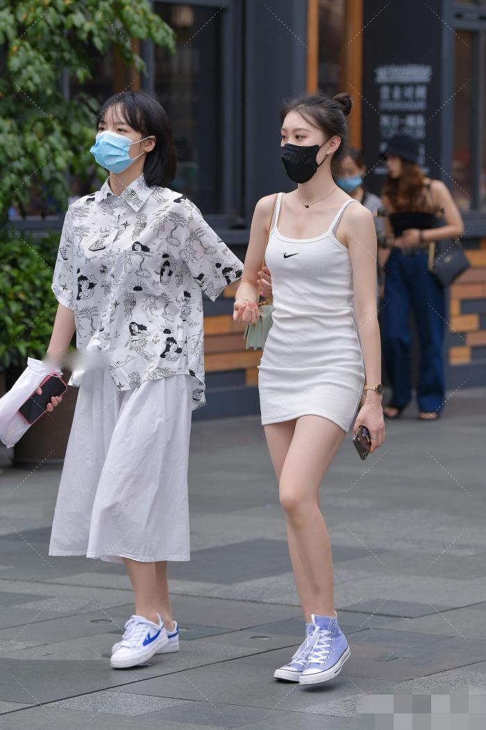 符合|街拍不符合潮流的衣服,它一点都不挑人,宽胖体型也可以穿