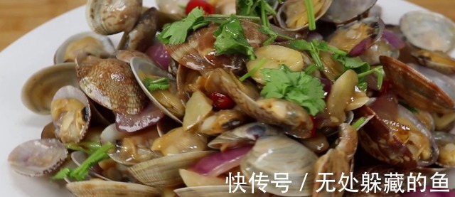 洗花甲不要只加盐,老渔民教你一招,花甲疯狂吐沙,又快又干净!