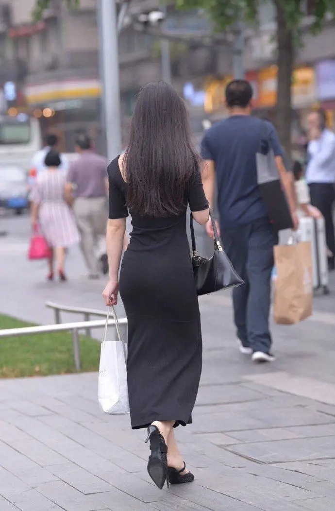 微风拂起的秀发,搭配一袭黑色长裙,才是少女该有的样子