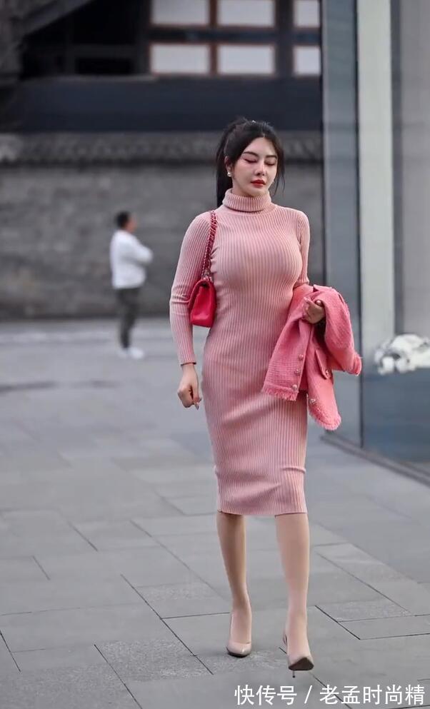 粉色 街拍美女:针织连衣裙能让女人光彩十足