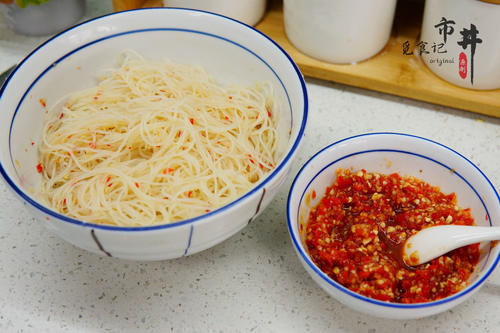 吉祥|年夜饭的压轴菜，上锅蒸一蒸，“富贵大虾”端上桌，火红吉祥