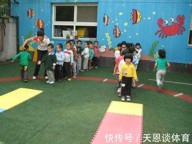 幼儿园老师|“妈，我可以喝水吗”幼儿园放学后孩子不断哀求，真相让妈妈落泪