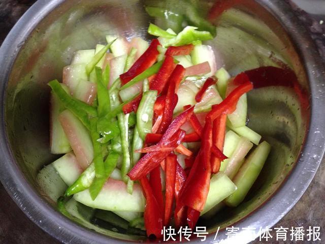 步骤|西瓜皮别再扔了，凉拌西瓜皮：一道不错的爽口小菜，还有清火效果