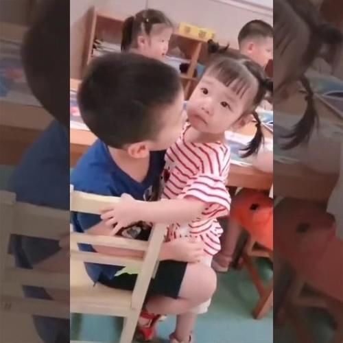 校园|小班姑娘哭鼻子，泪眼汪汪到中班找哥哥“抱抱”网友：太有爱了