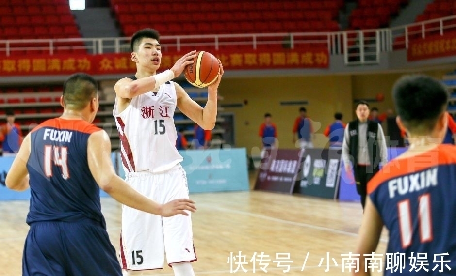 余嘉豪|CBA中锋实力排行榜!易建联落选,王哲林第二,周琦无缘榜首