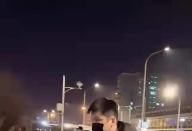 樊振东|王曼昱首度亮相!开完会直奔北京,恩师亲自接机,莎莎食堂合影