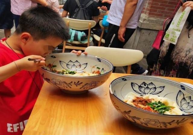 这碗“毒面条”毁掉了多少孩子，家长再爱孩子也请停止，别大意