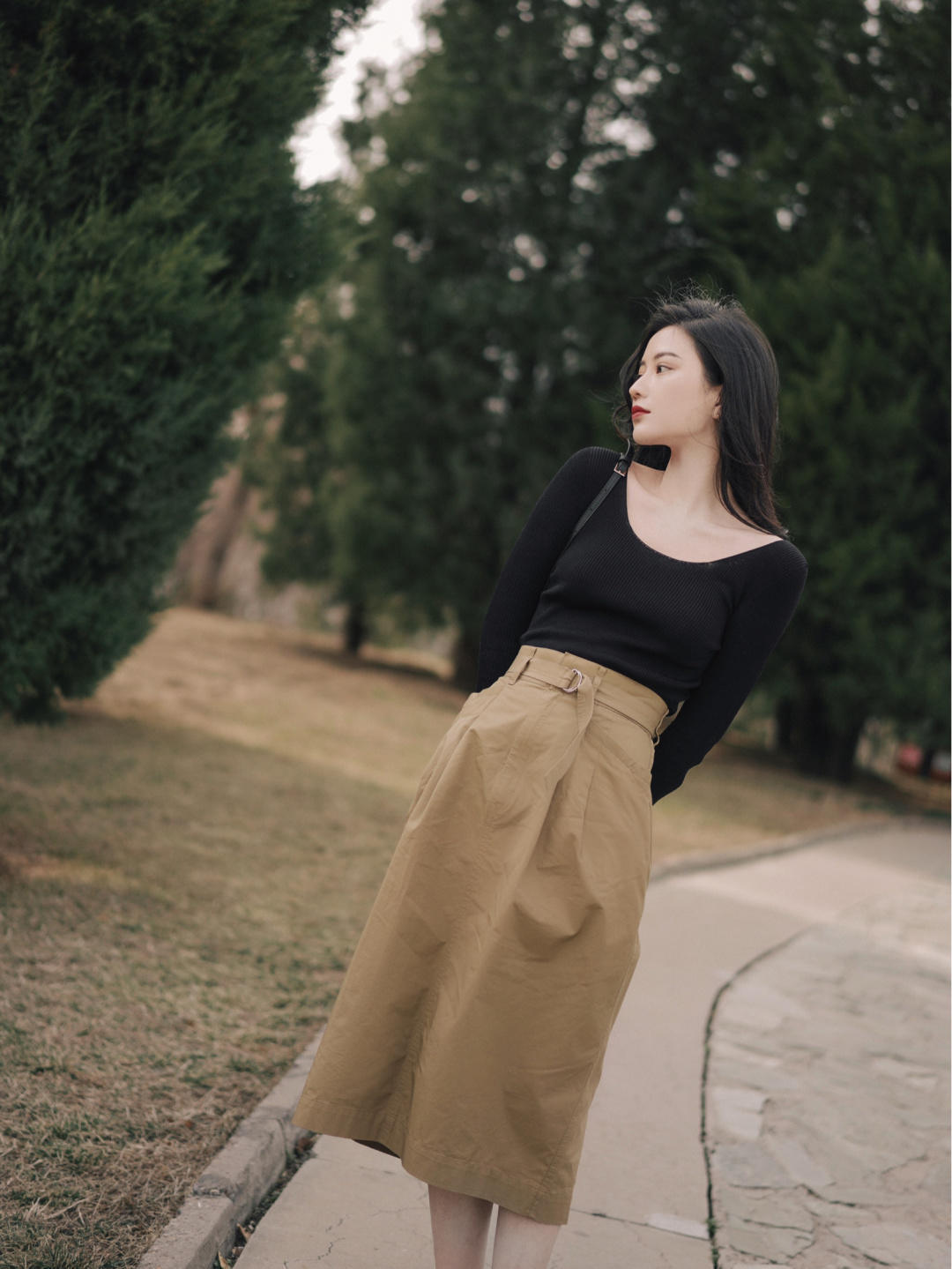 半身裙|职场法式穿搭指南,大u领针织衫+半身裙,穿起来气质又性感