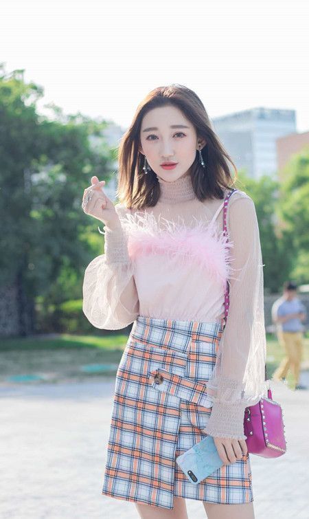 街拍肤|街拍肤白貌美的小美女,五官精致,比心的动作很俏皮