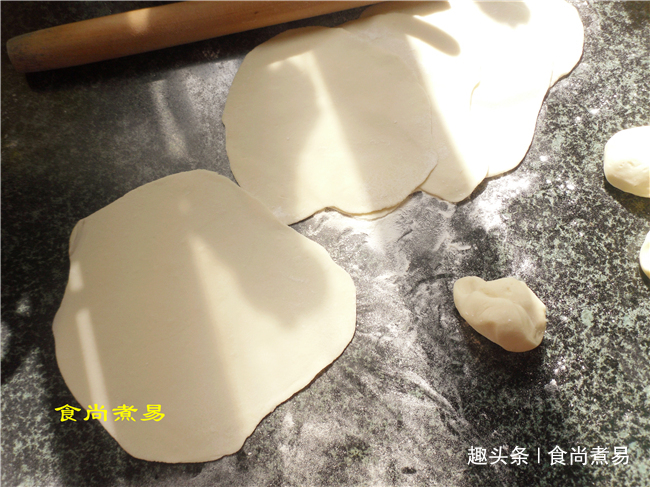 此款馅饼超简单，不用酵母，不用烫面，香软有嚼劲，百吃不腻