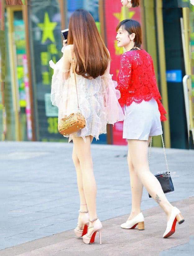 气质|街拍:美女戴一个的太阳帽,帅气的牛仔装搭配,看上去清新自然