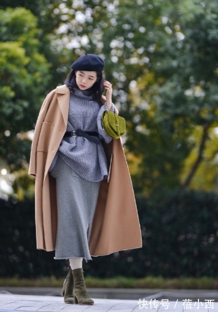 格纹 秋冬怎样穿才优雅?搭配公式“毛衣+迷笛裙”,高级感扑面而来