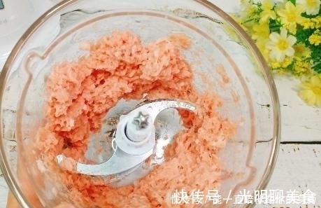 自制馄饨时，掌握1点小技巧，馄饨皮薄馅大，馅香皮软还爽滑