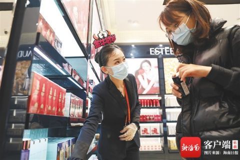 海口美兰机场免税店导购员李京丽：让消费者在“买买买”时收获更多美好体验