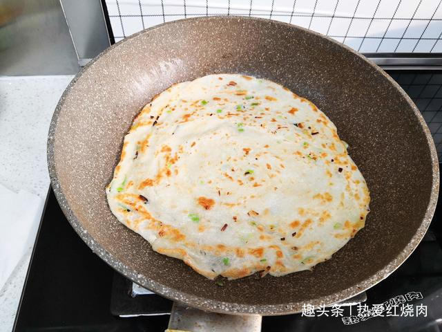 掌握了这个和面方法,自己也可以做手抓饼,跟卖的一样好吃一样薄