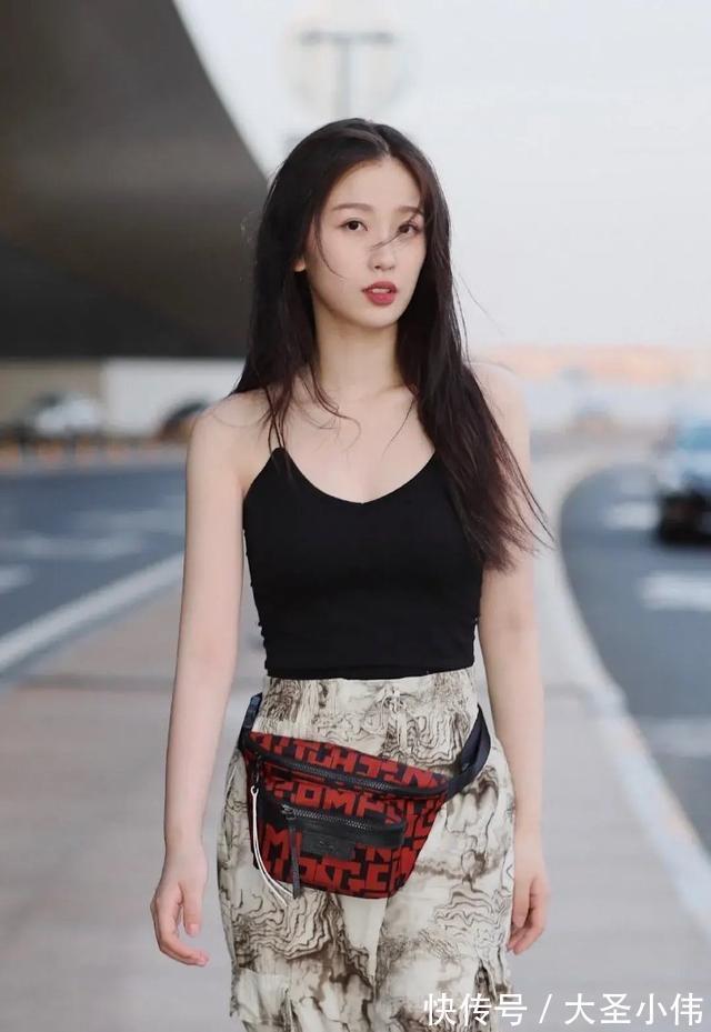 吊带|美女街拍:朴素大方的穿搭,也能展示你的好身材,还能凸显优雅的气质