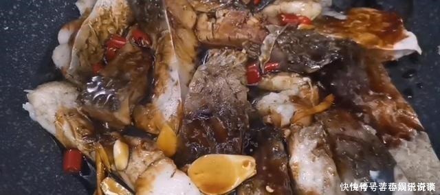 我家草鱼从不红烧,教你懒人做法,不加一滴水,上桌被全吃光!