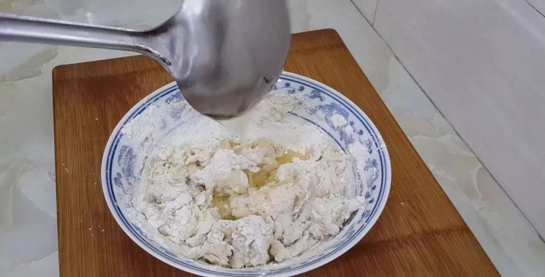 鸡蛋|吃早餐蛋糕的新方法,淋上蛋液,比手抓蛋糕简单,比鸡蛋灌饼好