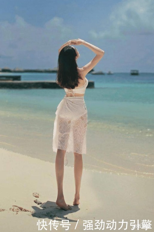 表妹为了“炫耀”她的新泳衣,天天都约我去海边玩