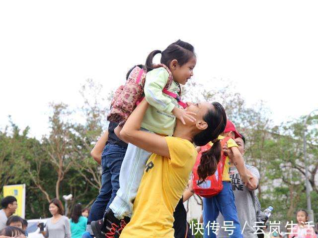 心理健康|爸爸接三胞胎放学迟到了,女儿们一脸不满,网友:女人生气都一样