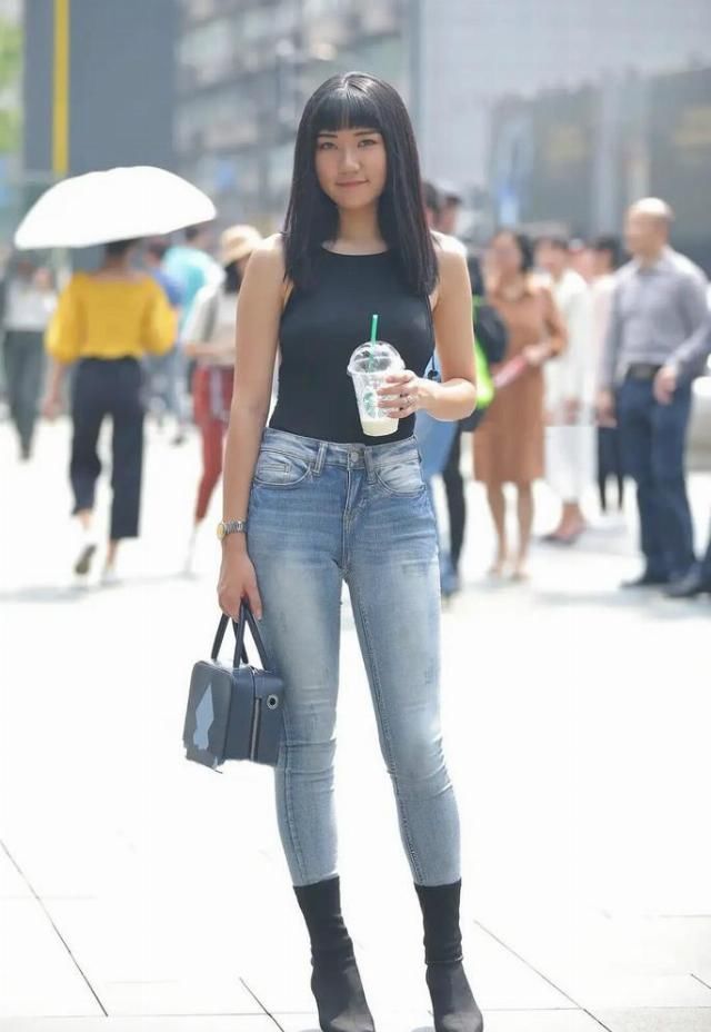 还沉浸在裙子中街头开始流行“牛仔裤+筒靴”,时髦又显瘦
