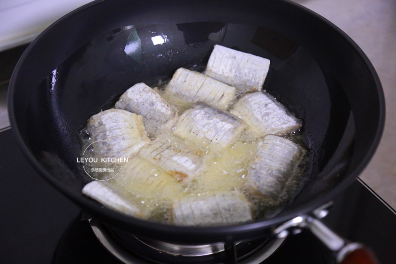 煎带鱼的一些小妙招，做着更简单，外酥里嫩，香味可以飘到隔壁