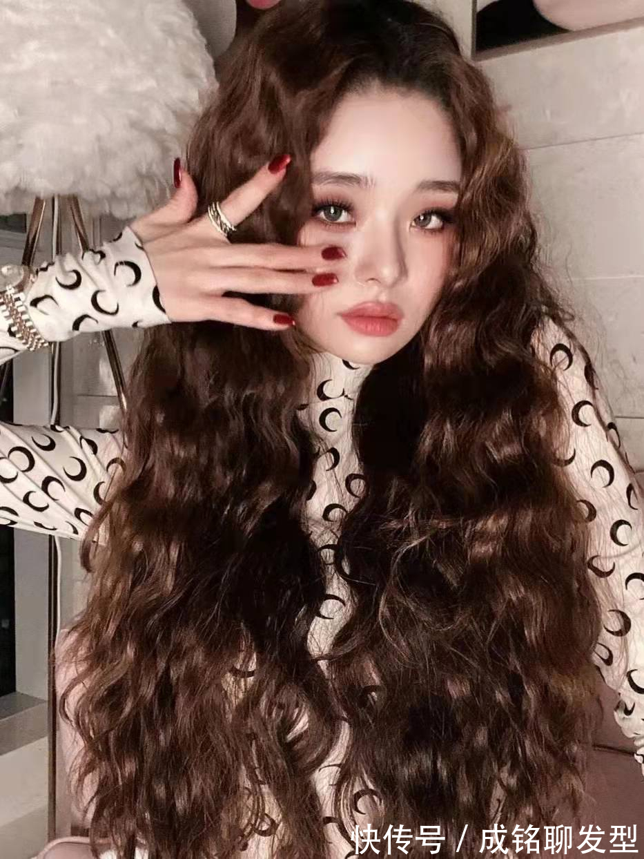 发量 你适合“烫发”还是“直发”?关键看这三点,选错发型显老又土气