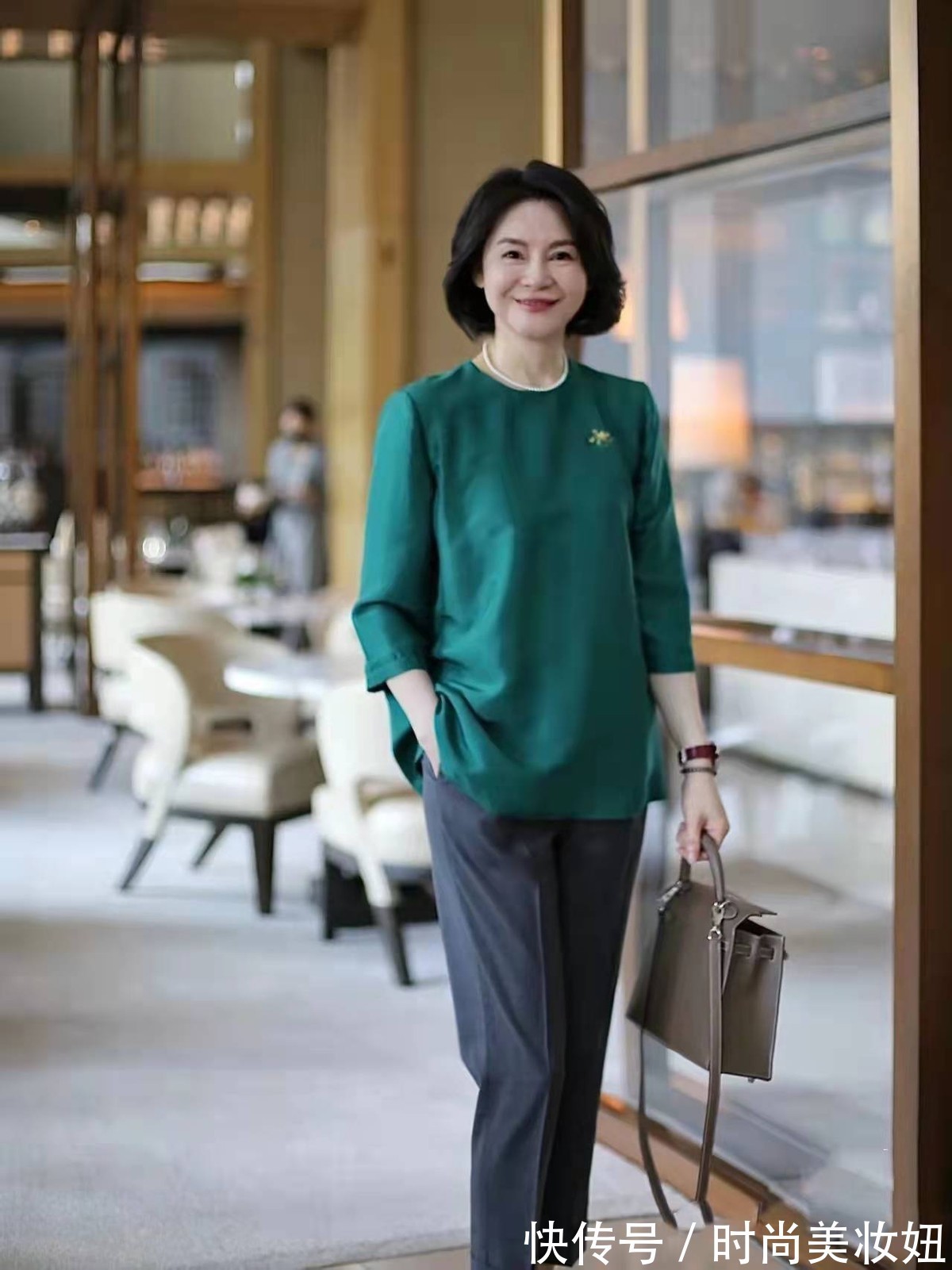 外套 50岁女人早春怎么穿?这位大姐的穿搭优雅大气,照着穿就行