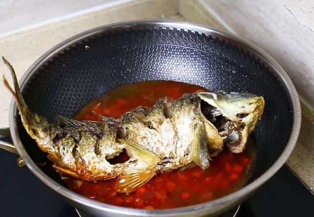 鲤鱼|厨师长教你：“红烧鲤鱼”的家常做法，汤汁浓郁，鱼肉细嫩，收藏