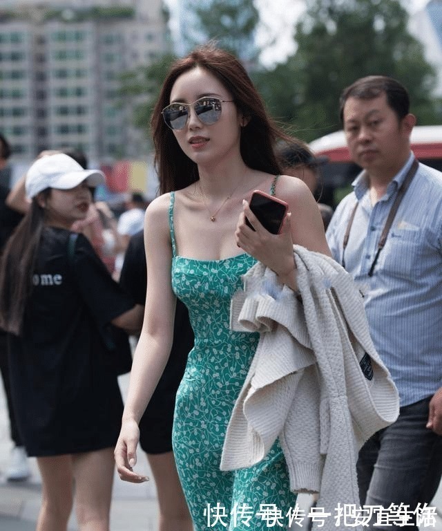 裙子 时髦的吊带裙子,突如其来的知性美,突显了自己的身材