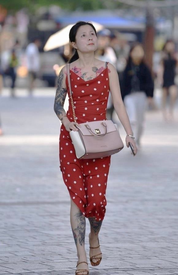 美的 年轻女生就是会穿,露脐衫配牛仔裤,轻松穿出小蛮腰,靓丽又清爽