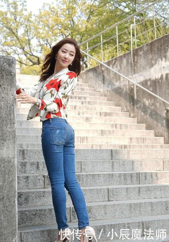 美女穿搭打底裤休闲又修身,挺括有型的装扮,简约中显出不普通