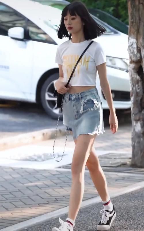 单穿牛仔裙只会很俗，学学她内搭一条牛仔裤，再显3cm更时髦