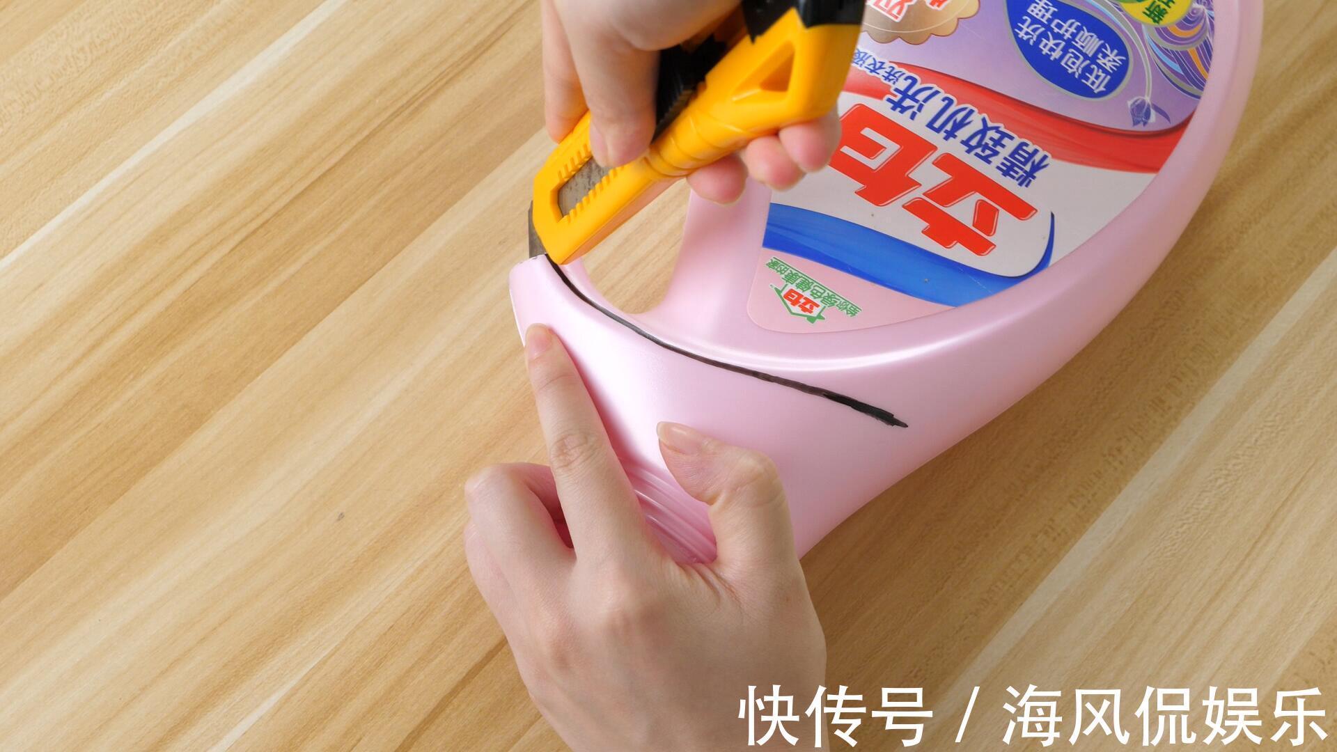 今天才知道，洗衣液瓶子里有个小装置，改一改，放到阳台真实用