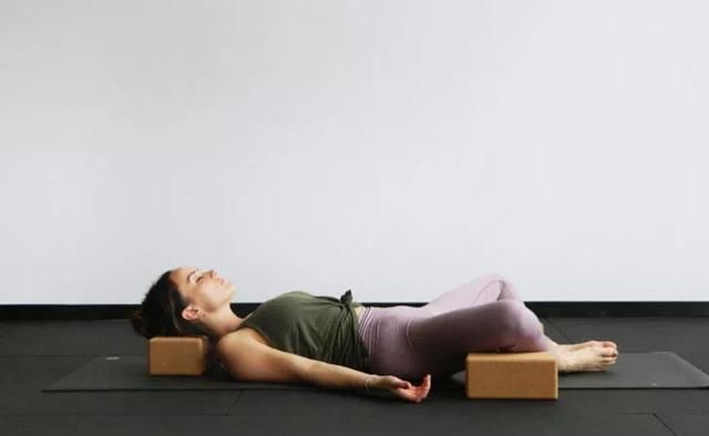 下犬式|瑜伽砖的12种巧妙用法！让动作变简单或让动作变难，任你选！