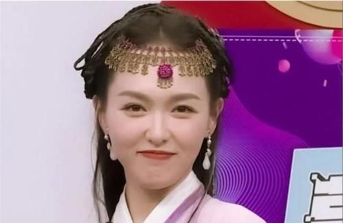 节目组将迎来史上最大牌的嘉宾，所以节目组才会将如此多的镜头给她，网友却直呼还不够